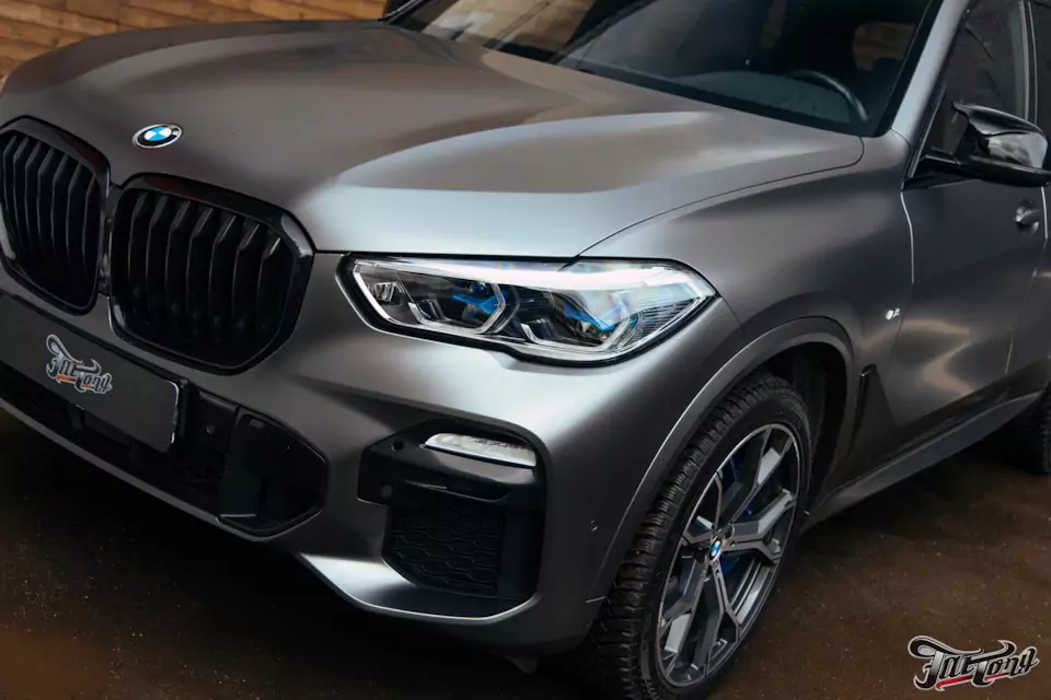 Матовый облик и прочная защита: оклеили BMW X5 серым матовым полиуретаном